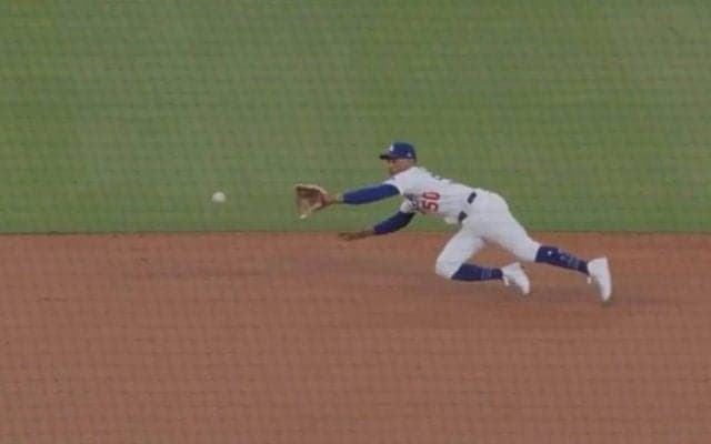 どうなってんだ！？ ド軍ベッツ、執念の“横っ飛びキャッチ”「すげえw」「飛びすぎ」捕球直前に体勢がスゴいことになる「反射神経ハンパない」