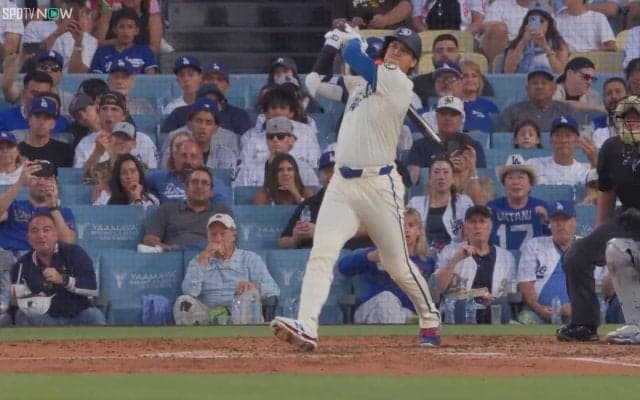 大谷翔平の衝撃40号弾で一際目立った“珍グッズ”…ネット裏の熱狂的ファンが見せた“確信リアクション”に注目集まる