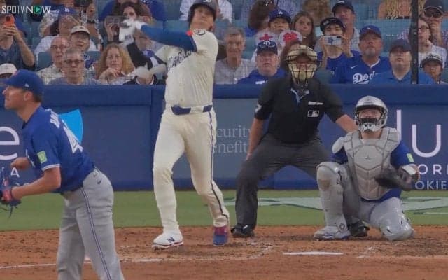 大谷翔平の豪快40号アーチで相手バッテリーも“確信”…爆速通過の打球を見上げガックリ“呆然リアクション”の瞬間