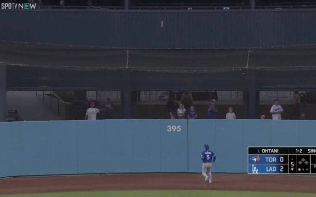 大谷翔平の確信40号ホームランでキッズたちが“よーいドン” まさかの場所へ着弾→ボールは争奪戦に