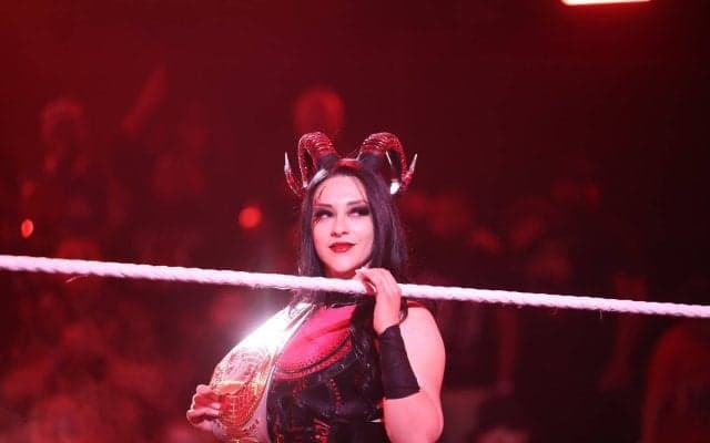 カメラから「チラッ」ラテン系美女レスラー、挑発的な“小悪魔コスチューム”にファンもメロメロ