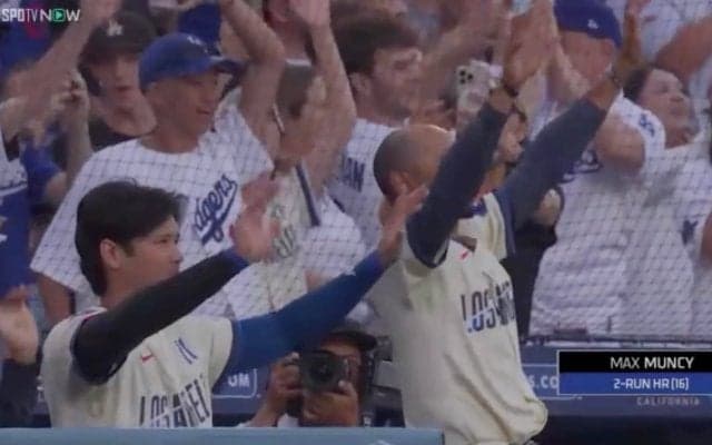 意外と珍しい？ 大谷翔平とベッツが並んで“腰振りダンス”…復活の絶好調男が今日もホームラン→カメラが捉えたリアクション