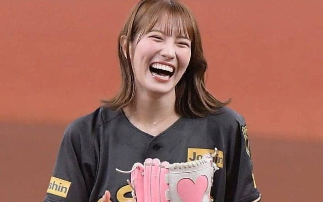 へそチラ“キャプテン”が「ほんと綺麗」　長い脚から豪快投球→赤面も「マジでかわいい」