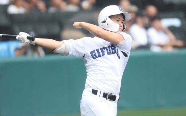 左手の指がない球児、甲子園初打席　スタンドからは拍手…第1打席は中飛