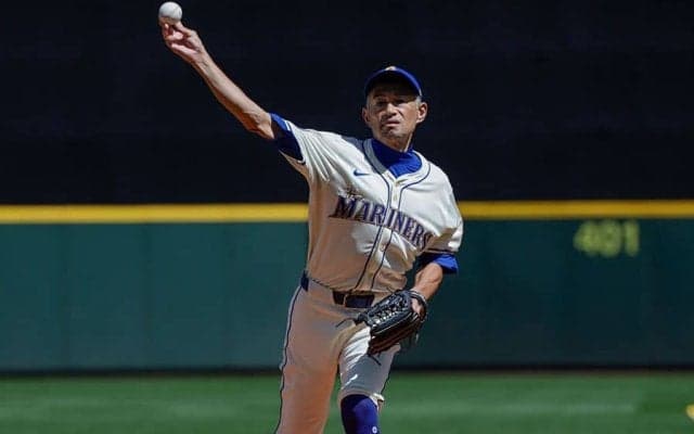 イチロー始球式の捕手役に驚愕「豪華すぎるって」　身長2m超えの超大物「デカさヤバい」