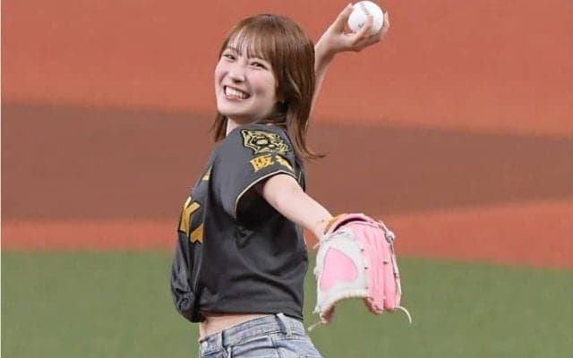 26歳アイドルが“勝利の女神”に　「スタイル良すぎ」脚線美際立つデニム姿で阪神戦始球式に登場　ファン大絶賛「良いお尻や」