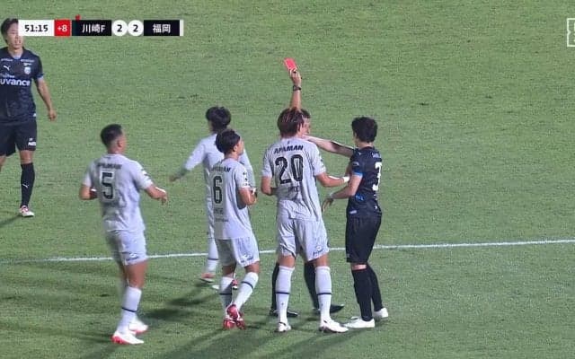 「カードは妥当」川崎DF、相手を引っ張り倒す痛恨の判断ミスで2枚目イエロー！前半だけでまさかの2人退場にファン「軽率だった」「つい出ちゃったんだろうな」意見様々