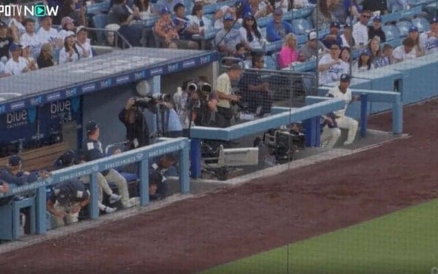 何が起きた？ ド軍ベンチを襲った“思わぬハプニング”「怖すぎだろ」相手打者がマン振り三振後に“まさかの光景”