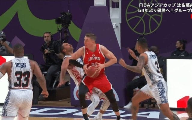 「えっ、うそ！？」“疑惑の判定”にバスケ日本代表主将が困惑…「中東の笛」「これがFIBA基準？」解説＆ファンも騒然