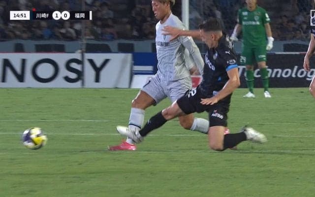 「モロに退場案件」川崎Fの新助っ人、Jデビュー戦で一発退場！危険タックルがVARでイエロー→レッドカードに変わりスタジアム騒然「ガッツリ足裏見せてるもんな」