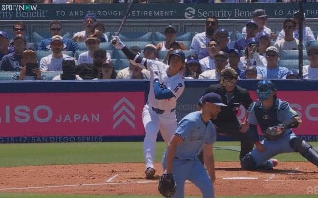 軽～くすくってスタンドイン！大谷翔平、“片手一本”でも余裕すぎるHRの衝撃… ファンも騒然「これで入るのバグやん」「この打ち方でホームランなの草」