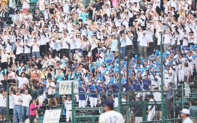 到着の遅れていた高川学園応援団の登場で甲子園は拍手喝采！大声援受けたナインは勝ち越しに成功！
【25年夏甲子園】