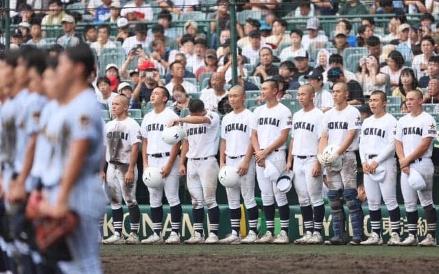 今大会最多出場の北海が初戦敗退、5回にあざやか同点劇も痛恨の1回4失策で勝ち越し許す【25年夏甲子園】