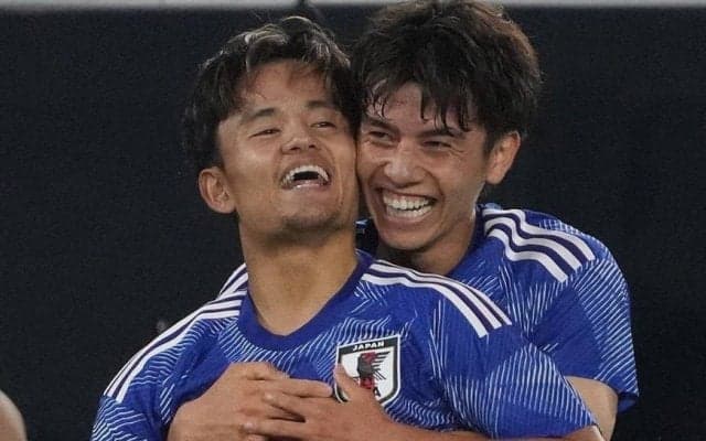 リーズの新サードユニを着こなす日本代表MF田中碧の“金ネックレス＆ブレスレッド姿”が話題！｢新鮮すぎる！｣｢じゃらじゃらイケイケくるくる碧くん｣の声