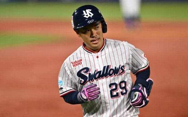 プロ野球で珍事、3日連続でライトゴロ成立　DeNA蝦名が強肩で小川を刺す、神宮どよめき