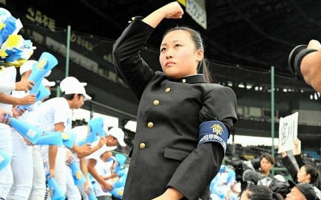 学ラン姿の女子応援団、大声で1500人を鼓舞　県岐阜商スタンド