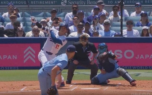 人間辞めた？ 大谷翔平、意味不明な打ち方で“まさかの光景”「バケモノか」「普通フライだろw」右手一本で弾丸アーチを“爆速着弾”