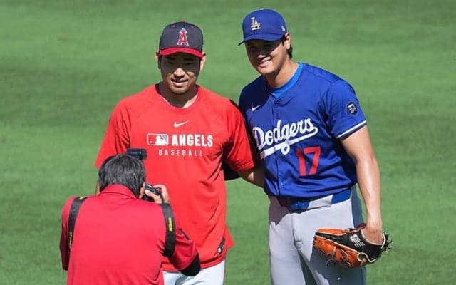 大谷翔平と菊池雄星がエ軍本拠地で再会　がっちり握手→会話中に大爆笑、記念撮影も