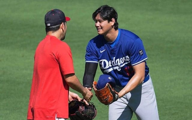 大谷翔平、古巣“凱旋”で異様な光景　記念撮影連発…大忙しでグラウンドなのに警備員並走