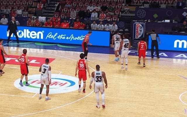 「ありえんだろ！」バスケ日本代表に“謎のテクニカルファウル”宣告→SNSが大荒れ「完全にトラベリングやんけ！」ベンチの“指摘リアクション”が問題？