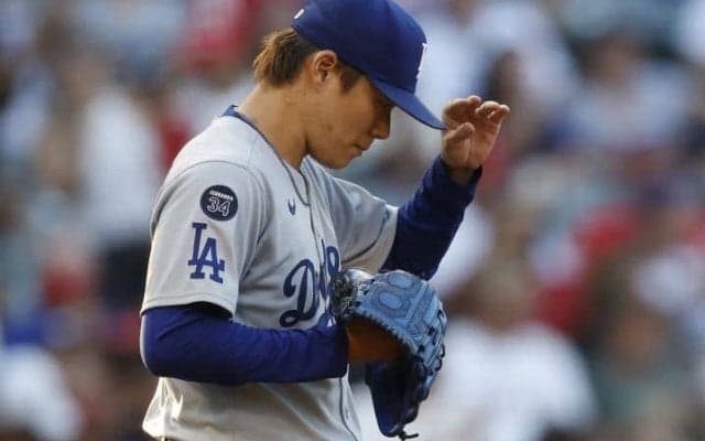 山本由伸も“心配顔”…左手首への痛恨死球→トラウトに適時打　悪夢の5回途中降板、メジャー自己ワースト6失点