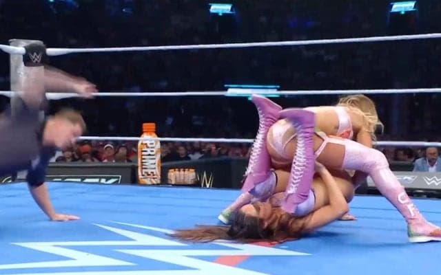 女子レスラー、“パンツを掴んで”丸め込みの大胆技…ベテランが見せたまさかの“機転”にファンもヒヤヒヤ「あわやだったな」