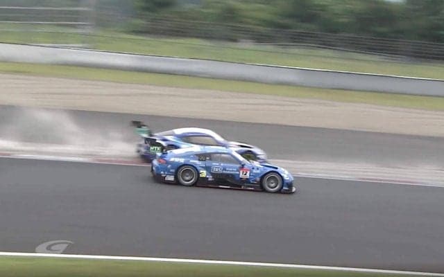 「お前なにしやがんねん！笑」日産Z、10秒ペナの決定的瞬間に“トヨタのレジェンド”が本音も「今ロックアップして」鋭く指摘