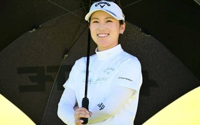 24歳美女ゴルファーが「岡山」オフショット披露　シャインマスカットより小顔？　デコルテ全開のノースリーブ姿がまぶしい