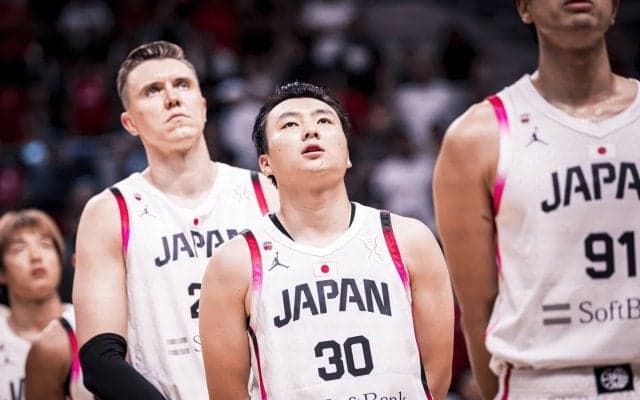衝撃！ バスケ日本代表エースが“超密着マーク”で消される…「とんでもないディフェンス」「無策は苦しい」富永啓生への“規格外フェイスガード”にSNS騒然