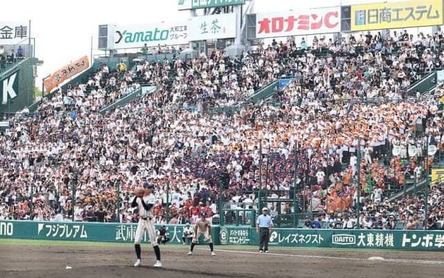 男だらけの応援団で初の女性部員「くじけそうに」　甲子園で奮闘する“白学ラン”