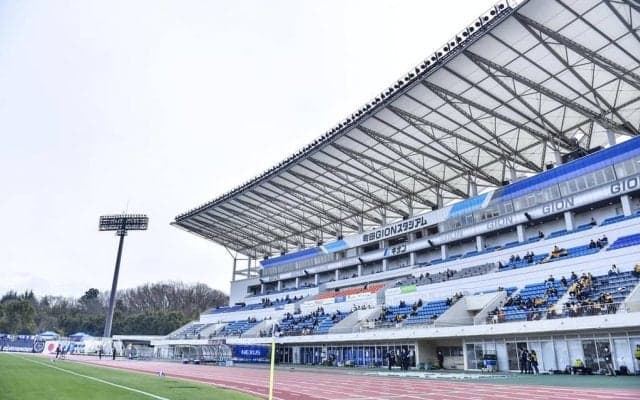 J1神戸｢10等身レースクイーン｣女神の“初めての町田”現地観戦ユニショットが話題！｢めちゃくちゃ可愛い過ぎ｣｢正体がバレなかったの？｣｢風邪引かんようにな｣の声