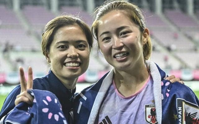 ｢可愛い過ぎてアカン｣なでしこ長谷川唯＆清水梨紗のカフェタイム、｢外に出たら元気出た日｣の自然体オフショットが話題！｢眩しい｣｢笑顔最高｣の声