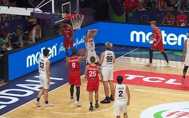 「意味不明…」バスケ日本代表が“謎のファウル判定”被害→解説絶叫＆SNS大荒れ！「審判が会場に呑まれてる」「それ吹くなら守備できない」西田優大が頭を抱えた瞬間