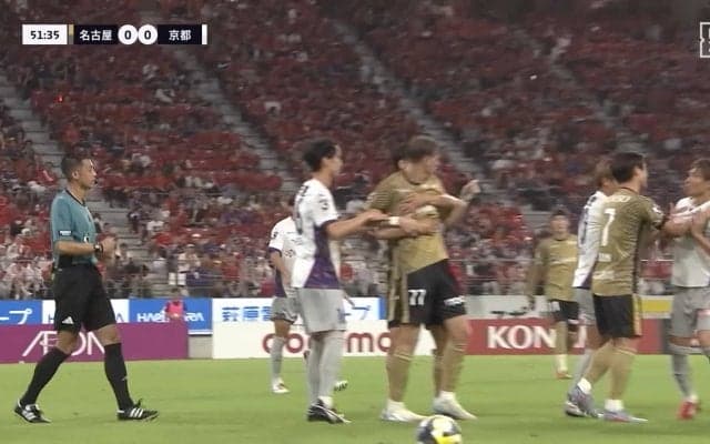 あわや乱闘勃発！名古屋ユンカーが激昂する相手を挑発→小競り合いでスタジアム騒然「リスタートでまた荒れる」「森島のやつイエロー出しちゃったから…」