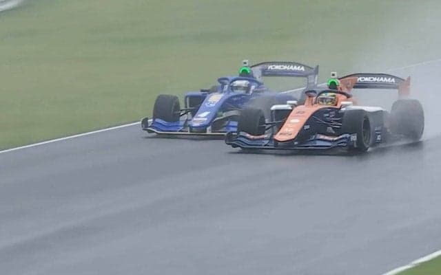 元F1テストドライバーの“黒船”が「飛び込んできました」 大胆アタックに「凄かった。白煙の中から出てきた」放送席唸る