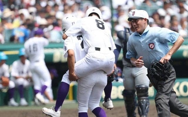 関東第一に相次ぐアクシデント　1イニングで2人が足を攣ったか…おんぶされてベンチへ、甲子園騒然