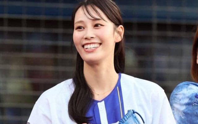 ハマスタに「マジかい！女神降臨だな」ミニスカ“美女ゴルファー”が「超絶かわちぃ」始球式で笑顔満開