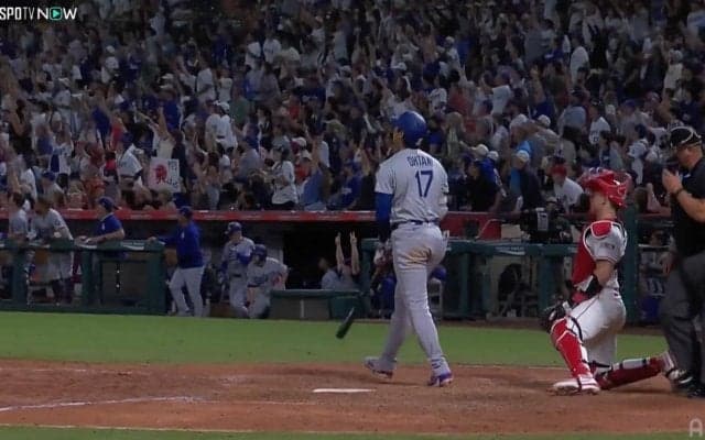 敵地が沸いた！大谷翔平、184キロ特大弾で“異様な光景”「観客総立ちが美しい」スタジアム大喝采の瞬間