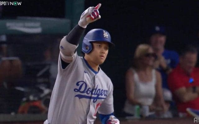 大谷翔平の43号でベンチがテンションMAXに「お辞儀」「ひまわりの種」「デコピン」フルコースのお出迎え