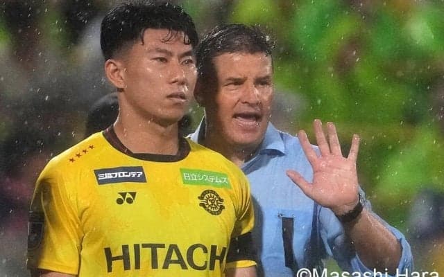 雨天の日立台ピッチでの圧巻ライブ直後のリトグリ・アサヒの｢癖が強い｣豪快キックインが話題！｢このキック愛おしすぎる｣の声と元気いっぱいの蹴りでミラクル！