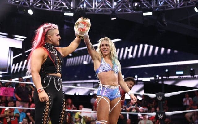 美女レスラーがケーキまみれに…凶悪女子のギャップ全開“乙女なサプライズ”ほっこり動画が大反響