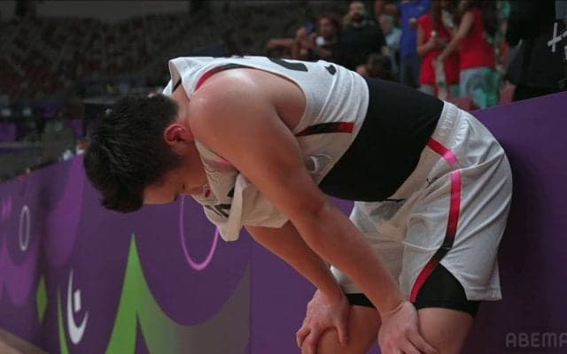 日本代表エースが“イージーショット”でまさかのミス…富永啓生は超密着マーク苦戦で猛省「申し訳なかった」ファンも落胆「嘘だろ…」「リズムを掴めず」