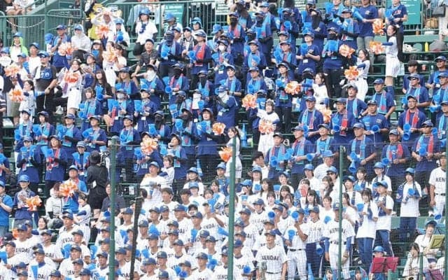 甲子園に現れた女子応援団が「気になる」　華やかな“和装”で登場…ファン注目「カッコいいな」
