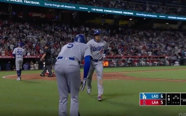 めっちゃウケる… 大谷豪快弾→フリーマンの“出迎えポーズ”が話題に「これはアカンw」「何度見てもじわじわくる」