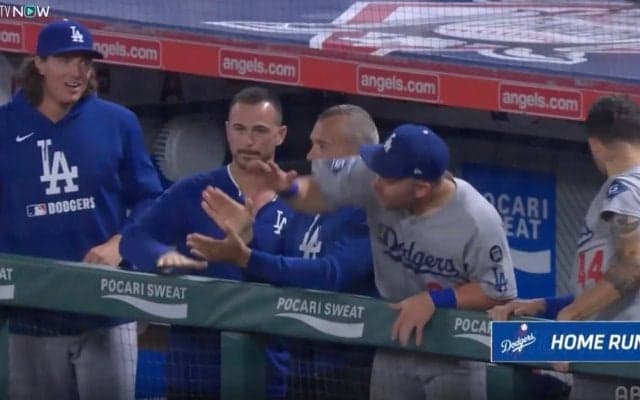 ぶっ壊す気か！大谷豪快弾→ベンチが”大暴れ”「ヤバすぎる」「やりすぎw」チームメイトの衝撃リアクションが話題に「なおドw」