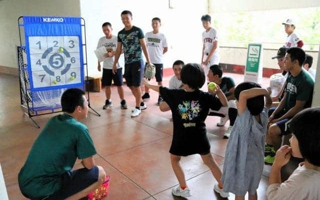 子どもたちが高校球児と野球体験　野球に興味をと鳥取県高野連企画