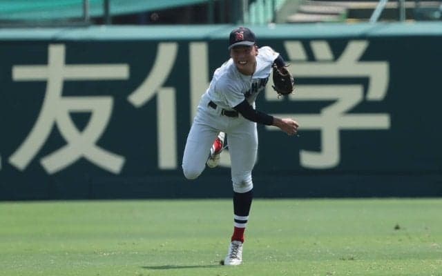 横浜は5回を終えて1ー1の同点！スタメン抜擢の1年生が好返球も判定はセーフ【25年夏甲子園】