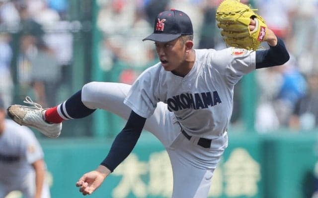 横浜が夏40勝に王手！連続死球からの勝ち越し劇、織田が152キロマークの無失点リリーフ【25年夏甲子園】