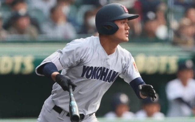 頭部死球を受けた横浜・阿部葉は交代せず守備につく、直後の打席では強烈な当たりも三直に倒れる【25年夏甲子園】