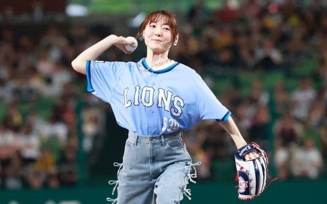 人気声優・花澤香菜さんが足上げ始球式　ポニテで登場→大暴投に照れ笑いも…球場拍手